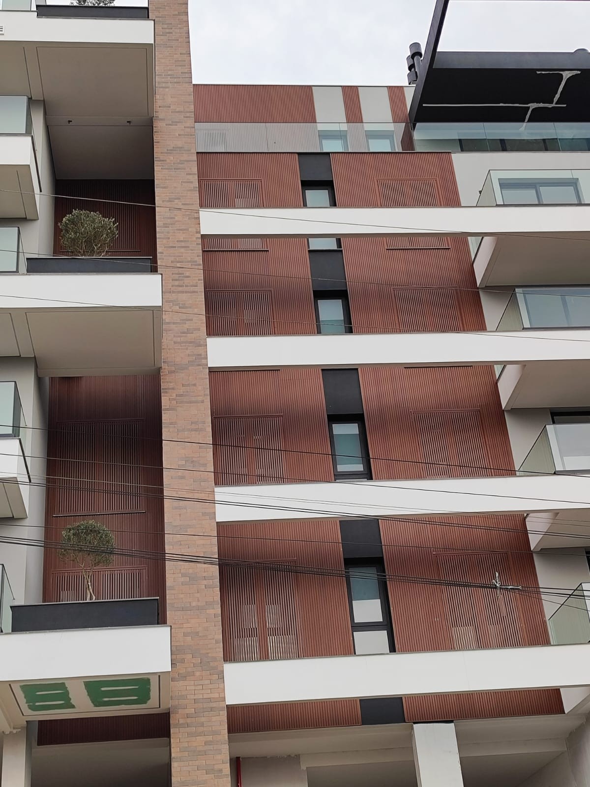 Painéis ripados em edifício