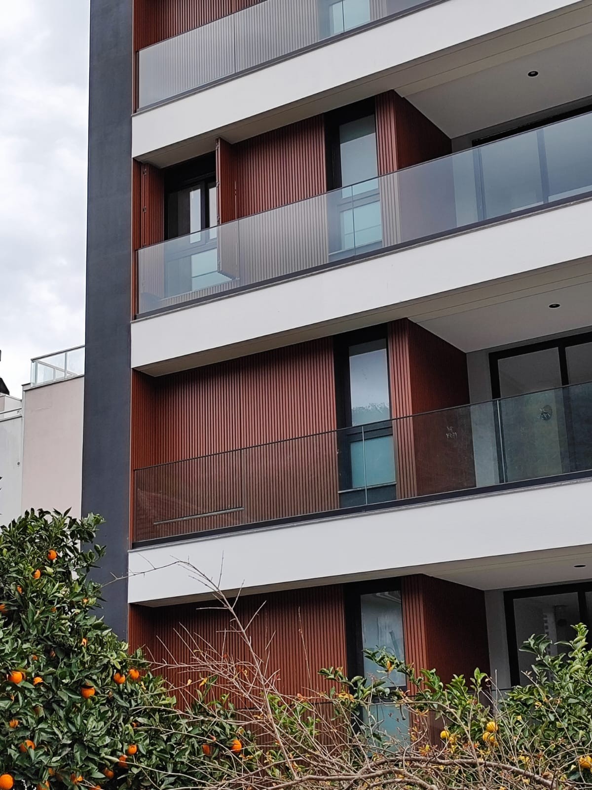 Fachada com revestimento ripado em alumínio