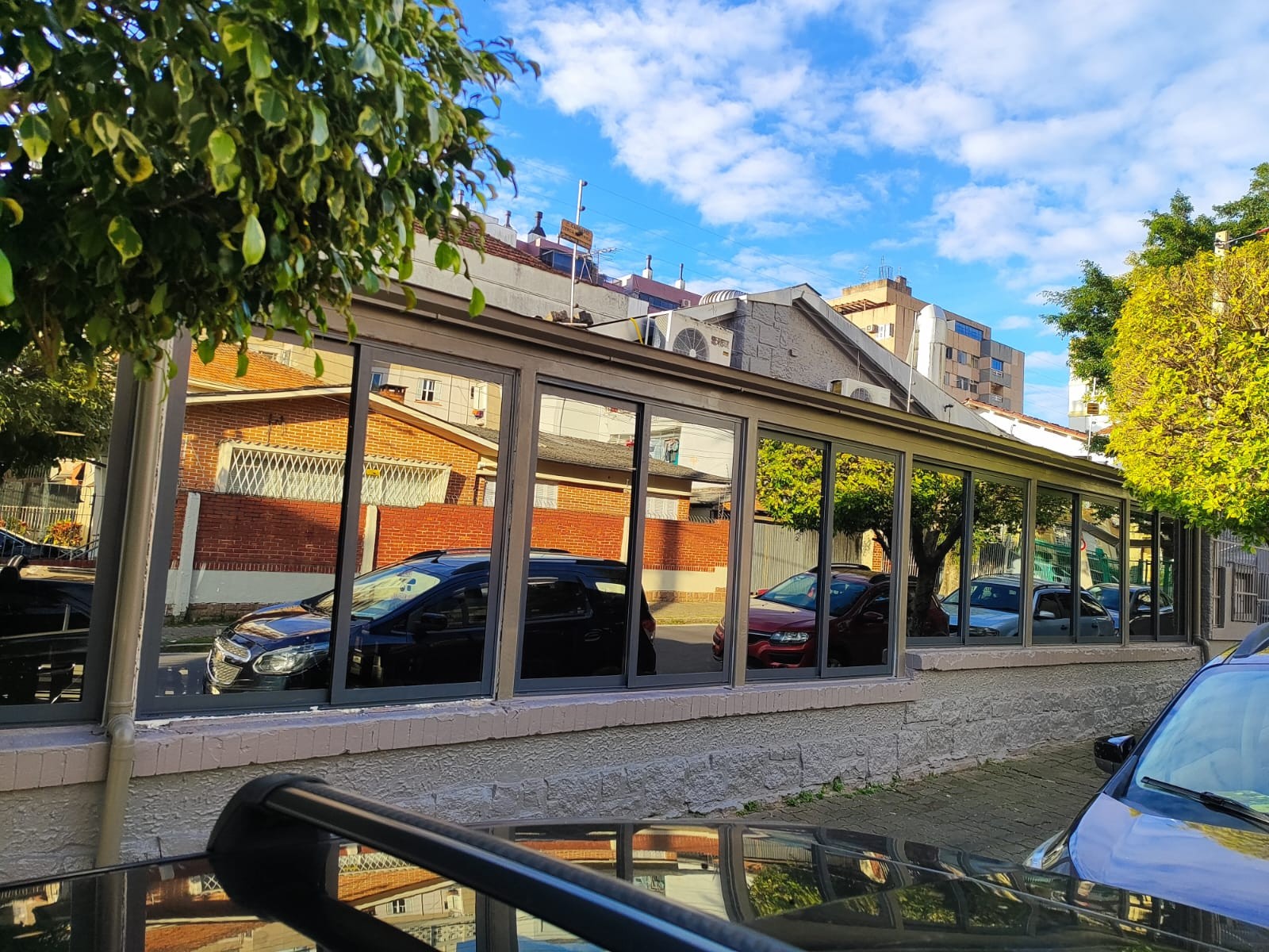Fechamento comercial com esquadrias