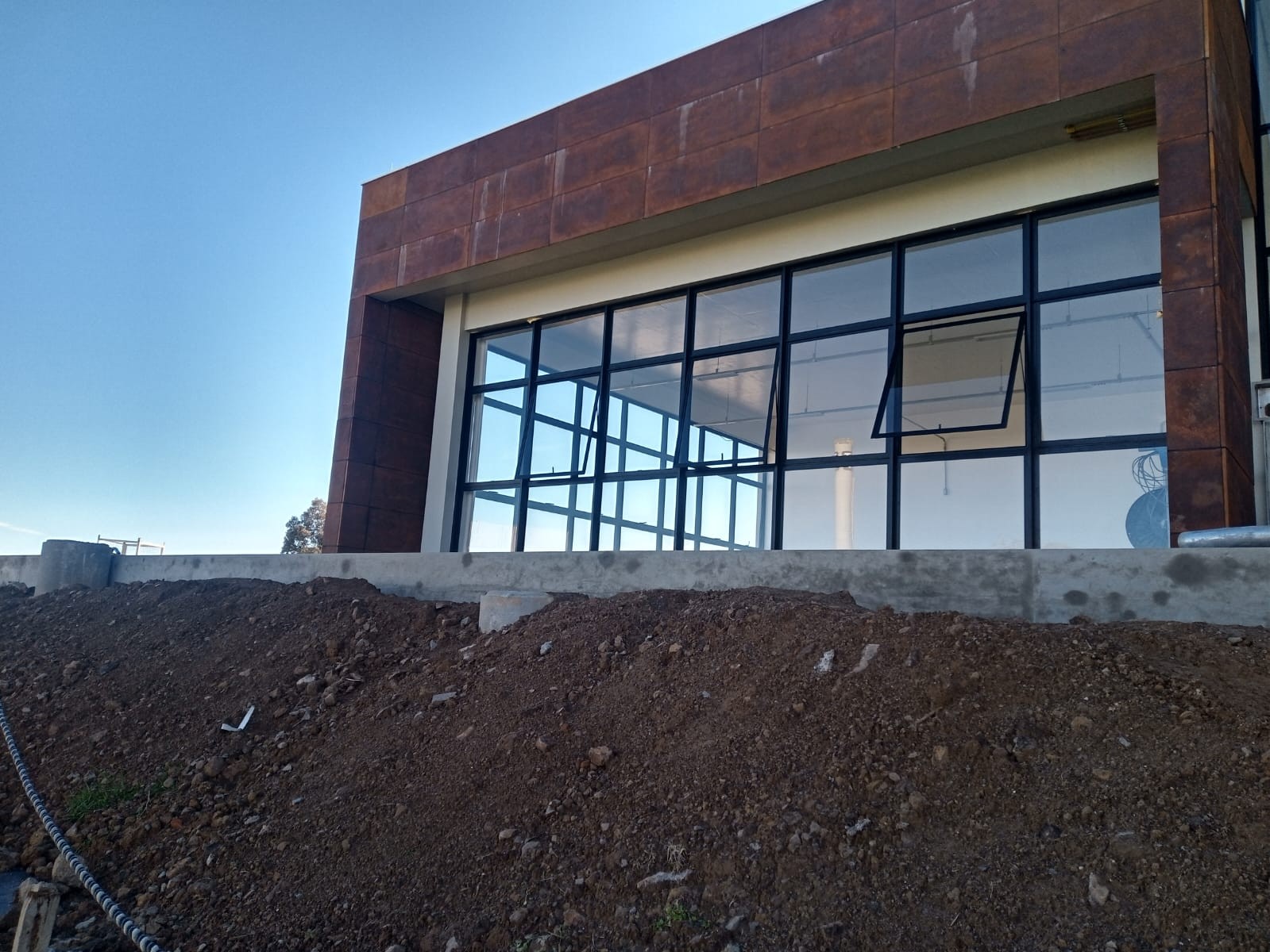 Esquadrias na fachada em construção